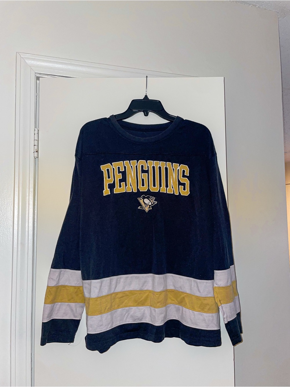 PITTSBURGH PENGUINS Navy Hockey Sweatshirt with Gold Accent